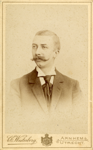 104432 Portret van J.D.C. van Dokkum, geboren 1868, ambtenaar aan de Universiteitsbibliotheek van Utrecht en oprichter ...